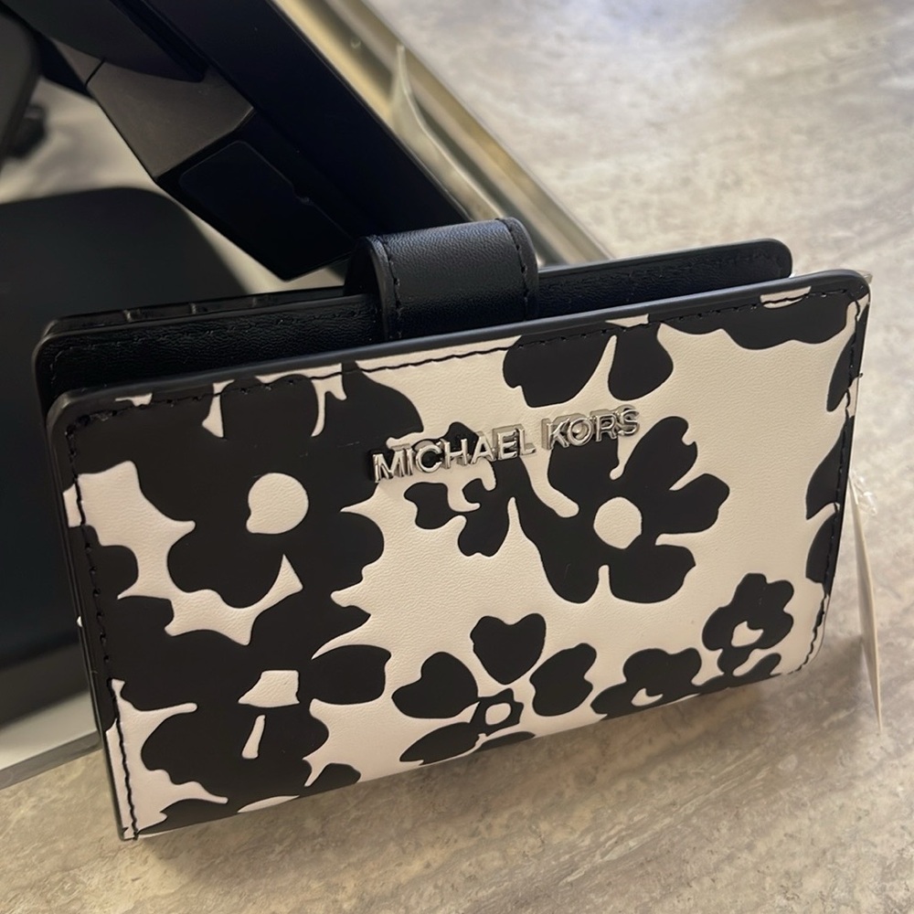 Michael Kors Jet Set Medium Floral Print Bi-Fold Wallet
Black 
NWT - Picture 15 of 16